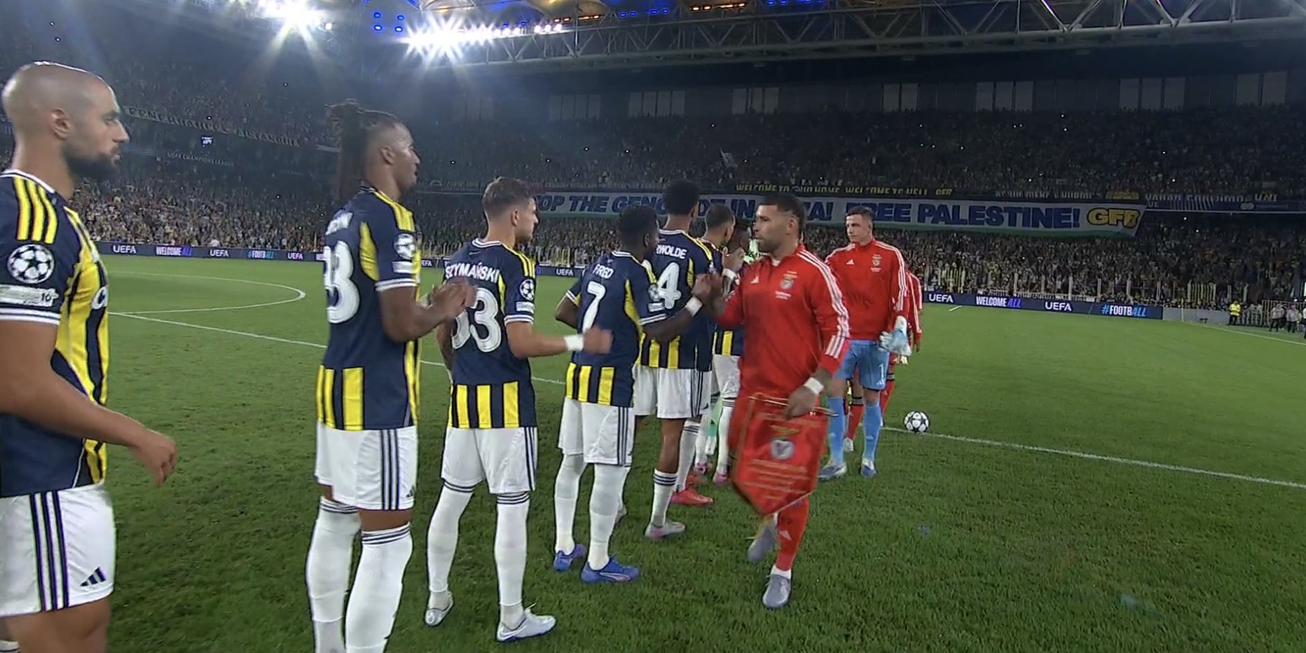 Fenerbahce Battles Benfica to a Tense Goalless Draw in Champions League First Leg Fenerbahce Battles Benfica to a Tense Goalless Draw in Champions League First Leg