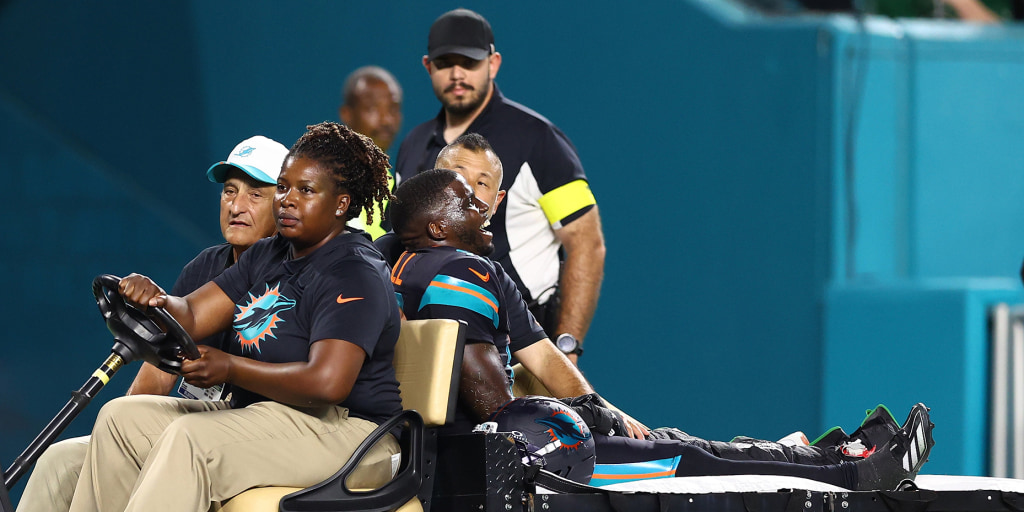 Tyreek Hill suffers dislocated kneecap in Dolphins’ victory over Jets
