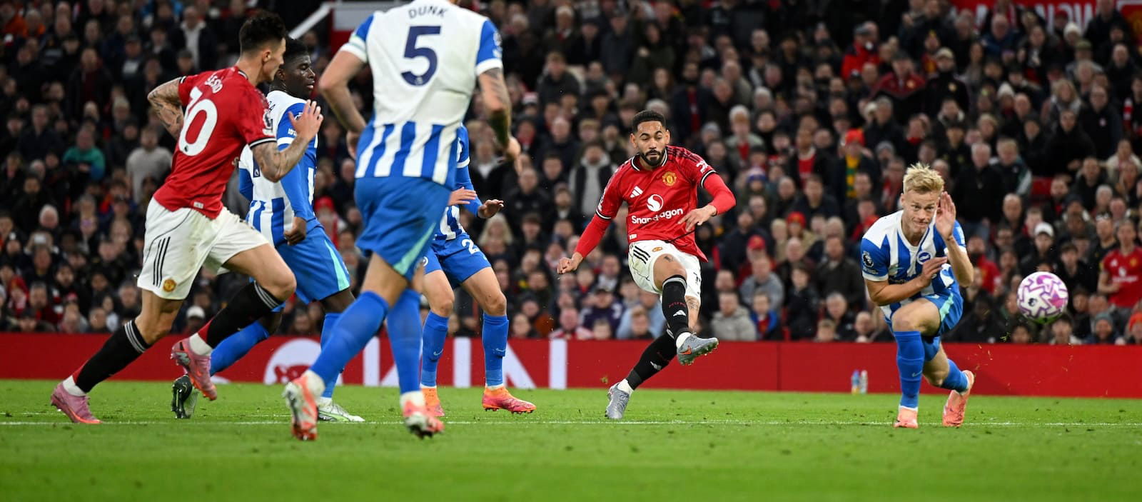 Manchester United Secure Thrilling 4-2 Victory Over Brighton
