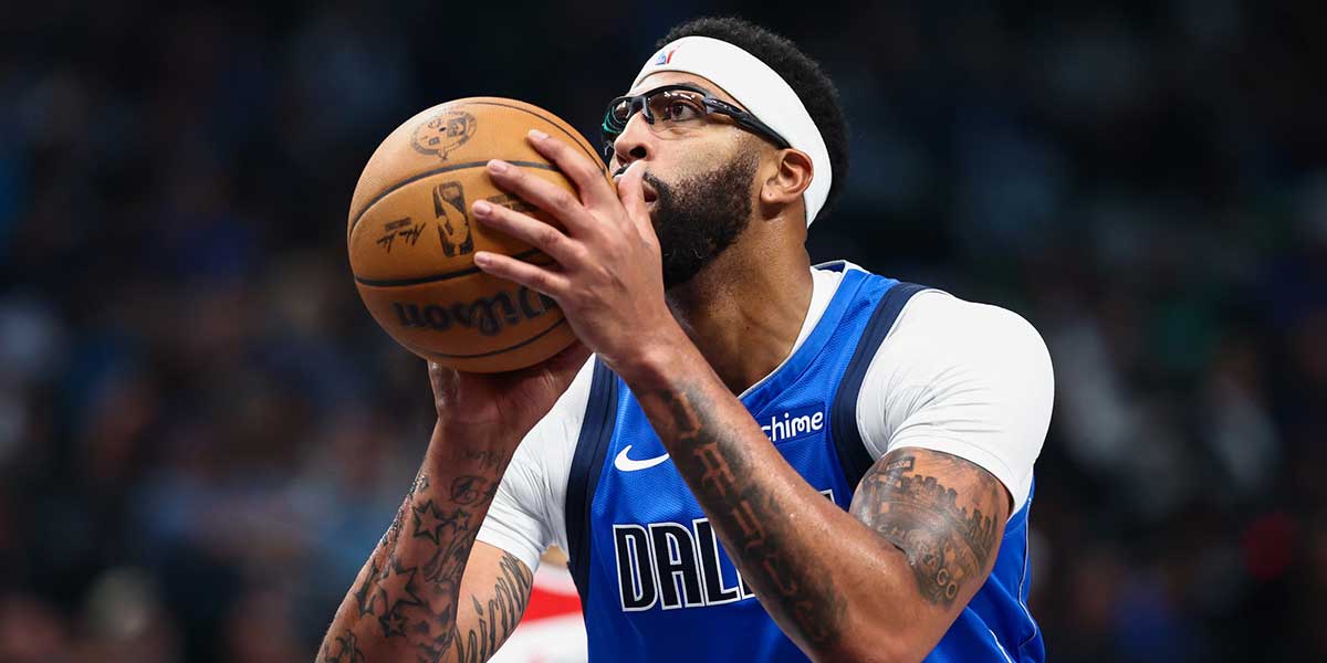 Anthony Davis Sparks Concern as He Exits Game with Injury