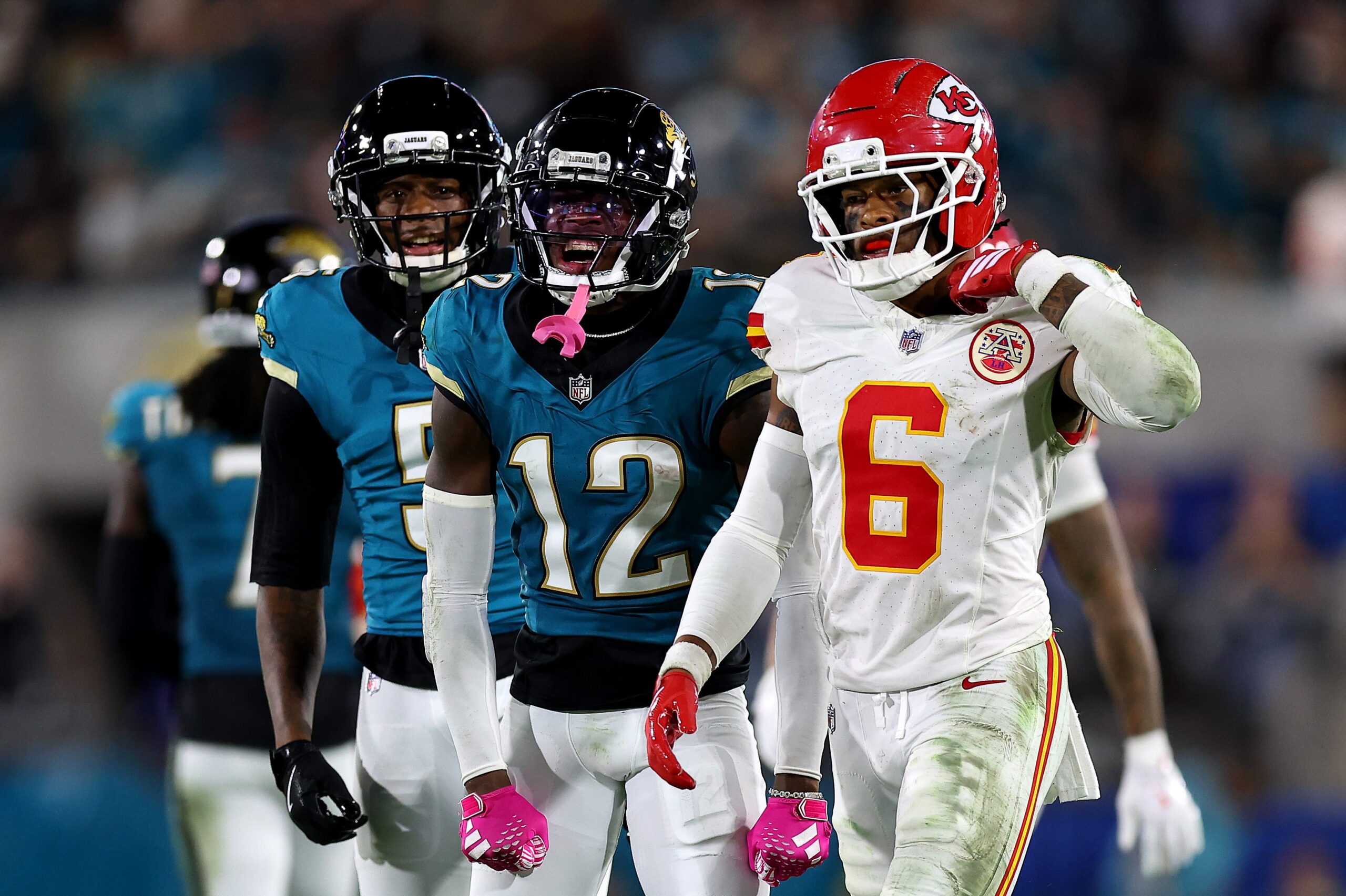 Travis Hunter Dazzles with Jaw-Dropping 44-Yard Catch Against Chiefs