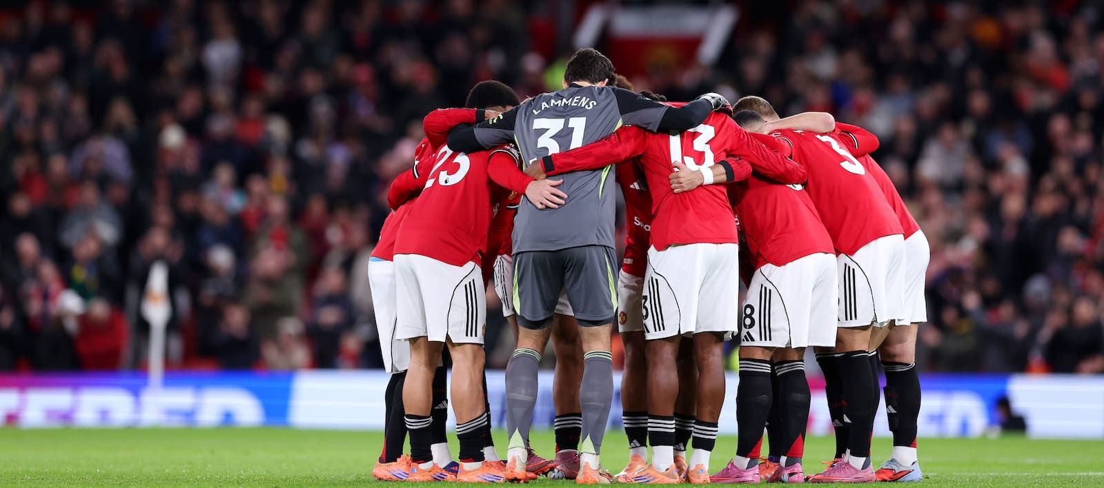 Manchester United Stumbles Against Ten-Man Everton